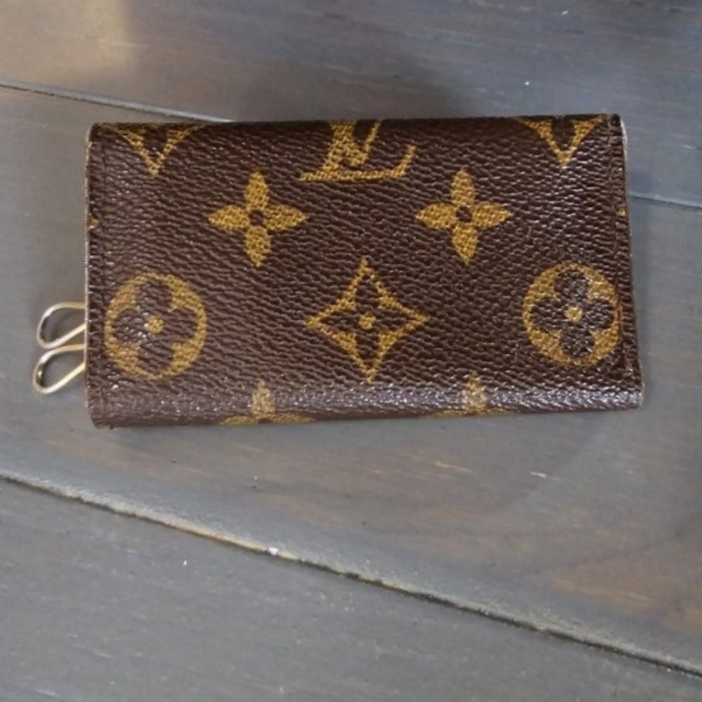 Louis Vuitton 100% Authentic Women's Brown Monogram Multicle 4 Key case - Picture 5 of 6